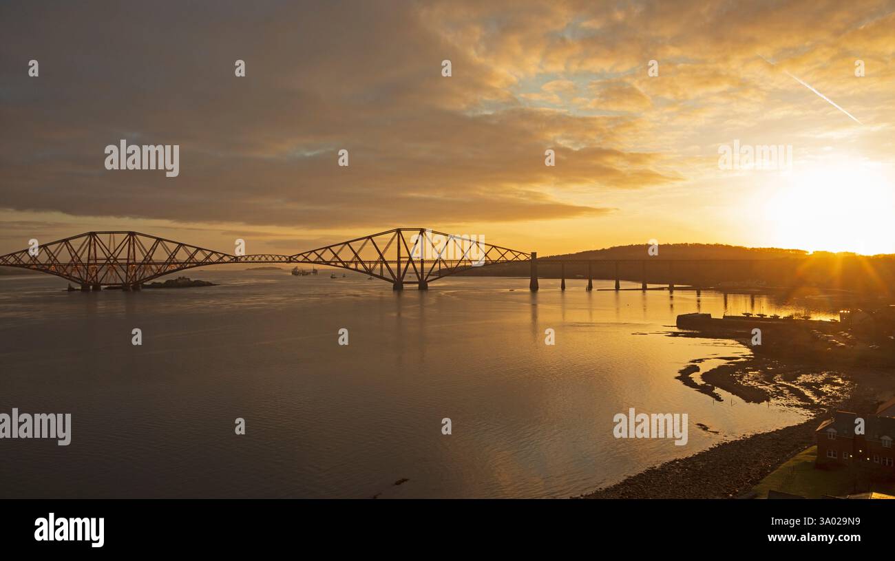 South Queensferry, Édimbourg, Écosse, Royaume-Uni. 02 mars 2025. Le mardi 4 mars 2025, le Forth Bridge fêtera son 135e anniversaire. Le pont emblématique constitue une partie essentielle de l'infrastructure ferroviaire et transporte environ 200 trains par jour. Il y aura une exposition publique sur l'histoire du pont Forth, y compris la documentation et les artefacts du bâtiment et de l'ouverture du pont, avec l'occasion de voir des photographies rares de lanternes magiques de l'époque. Centre d'éducation, Ferrymuir Gait, South Queensferry. Credit : Arch White/Alamy Live news. Banque D'Images