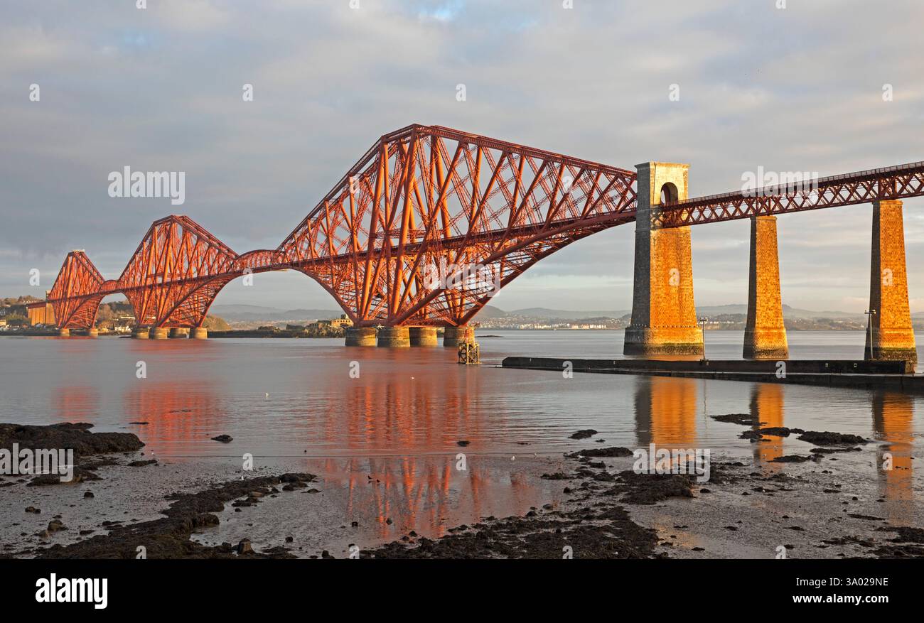 South Queensferry, Édimbourg, Écosse, Royaume-Uni. 02 mars 2025. Le mardi 4 mars 2025, le Forth Bridge fêtera son 135e anniversaire. Le pont emblématique constitue une partie essentielle de l'infrastructure ferroviaire et transporte environ 200 trains par jour. Il y aura une exposition publique sur l'histoire du pont Forth, y compris la documentation et les artefacts du bâtiment et de l'ouverture du pont, avec l'occasion de voir des photographies rares de lanternes magiques de l'époque. Centre d'éducation, Ferrymuir Gait, South Queensferry. Credit : Arch White/Alamy Live news. Banque D'Images
