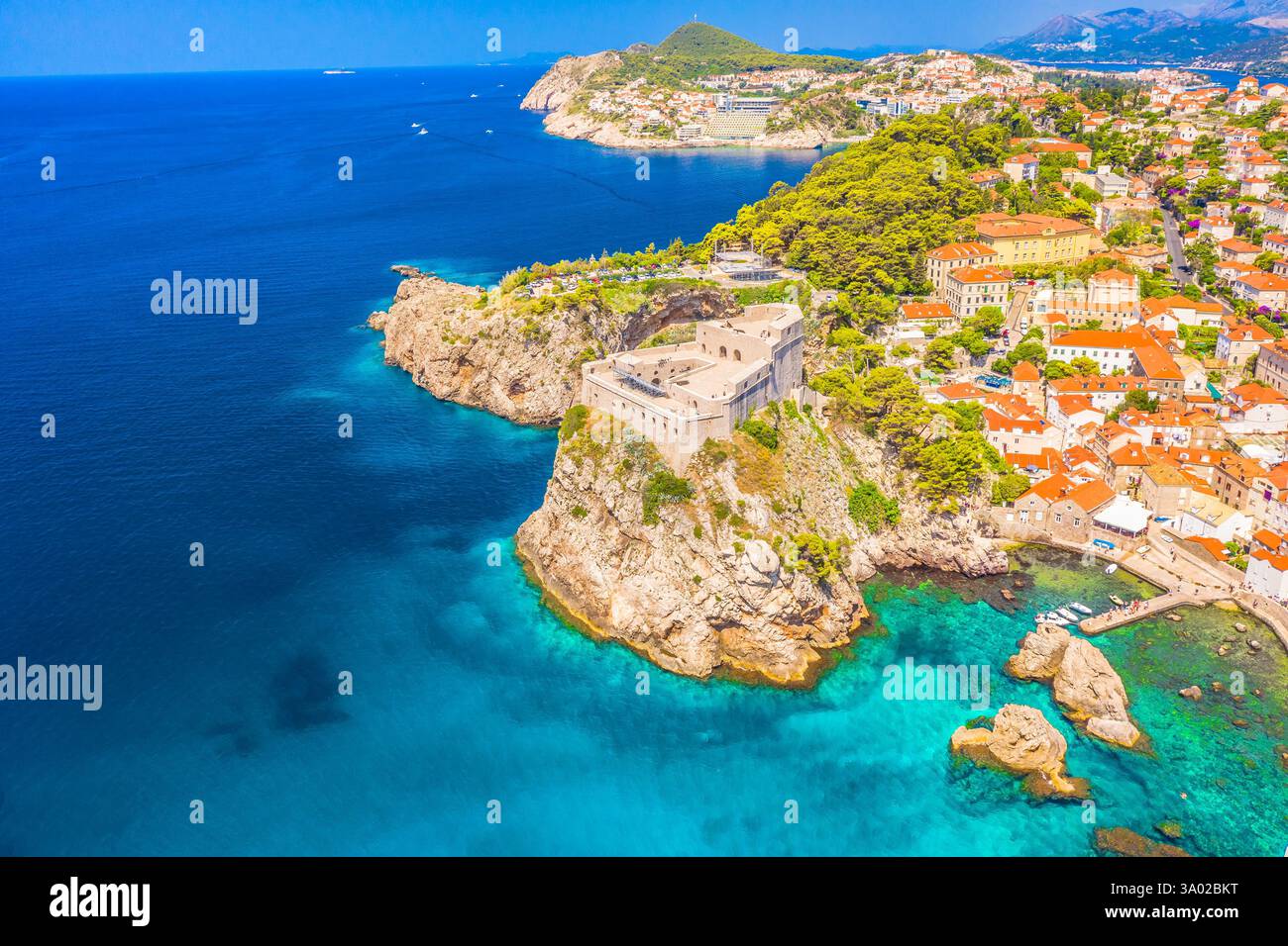 Vue panoramique de la forteresse de Lovrijenac et de la côte Adriatique à Dubrovnik Banque D'Images