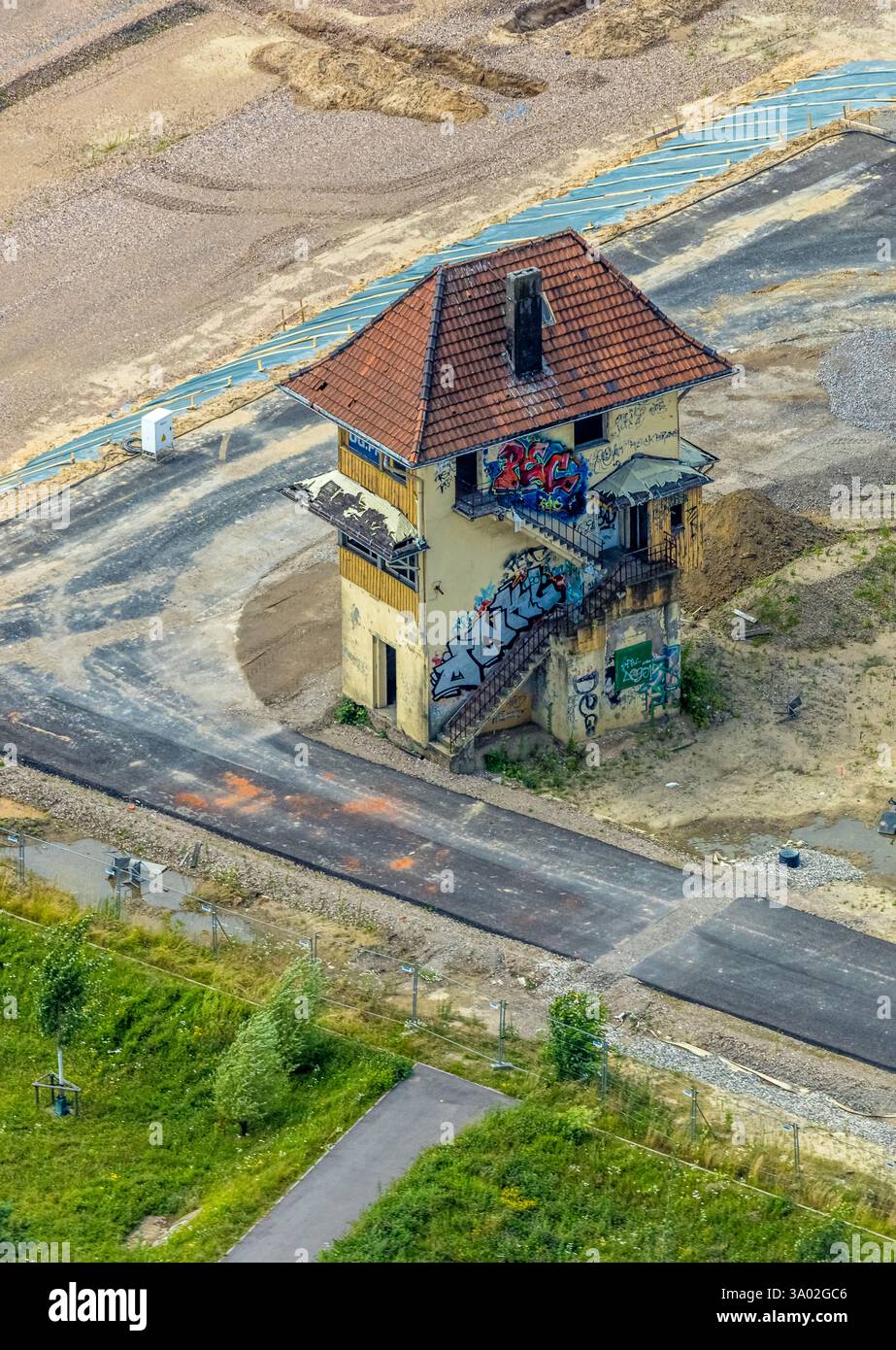 Vue aérienne, Duisburg-Süd, projet de quartier résidentiel de Duisburg dans l'ancienne cour de triage de Wedau, ancienne maison de gardien à Jim-Knopf-Platz, Wedau, Banque D'Images