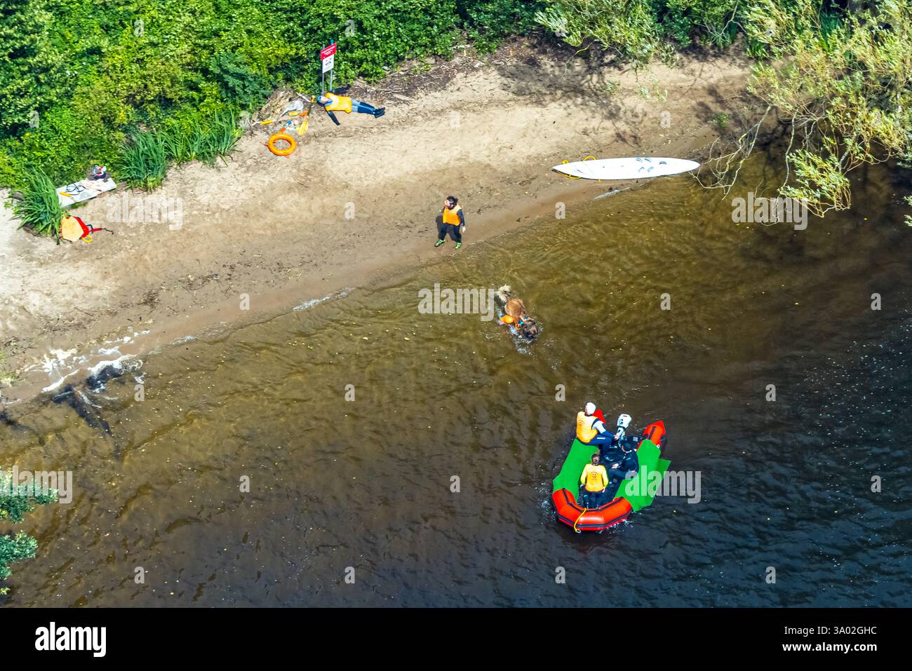 Vue aérienne, Duisburg-Süd, exercice de sauvetage sur la plage avec bateau et chien à Wolfssee, Wedau, Duisburg, région de la Ruhr, Rhénanie du Nord-Westphalie, Allemagne Banque D'Images