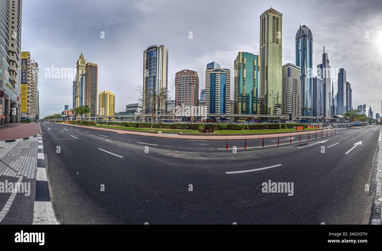 Horizon de Dubaï avec Sheik Zayed Road et gratte-ciel. Architecture moderne et vie urbaine pendant la journée Banque D'Images