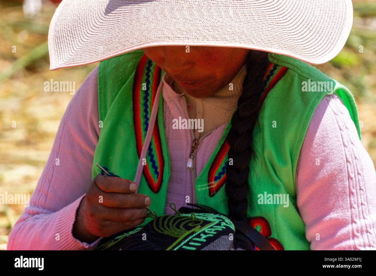 Uros femme coudre et broder textile traditionnel dans l'artisanat artisanal sur le lac Titicaca, Pérou Banque D'Images