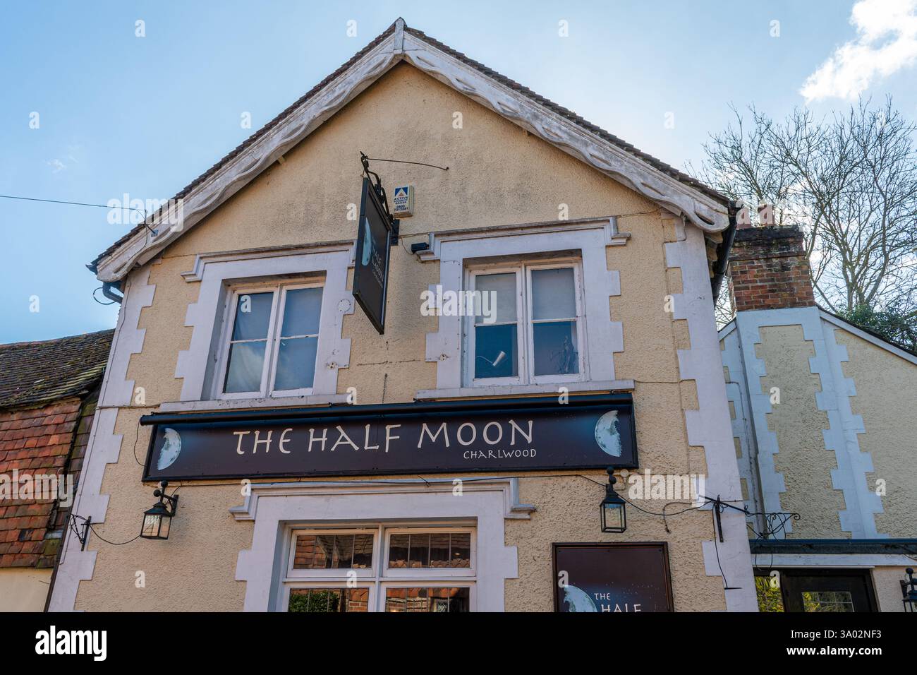 1er mars 2025. Village de Charlwood près de Gatwick, Surrey, Angleterre, Royaume-Uni. La secrétaire du gouvernement travailliste aux Transports, Heidi Alexander, a récemment déclaré qu'elle était prête à approuver une deuxième piste de travail à l'aéroport de Gatwick, ce qui entraînerait plus de 35 % de vols en plus depuis l'aéroport et 50 % d'émissions de CO2 en plus, ainsi qu'une augmentation du bruit sous les trajectoires de vol et plus de congestion sur les routes environnantes. De nombreux villageois de Charlwood sont contre ce plan d'expansion. Sur la photo : le Half Moon Pub dans le village de Charlwood Banque D'Images