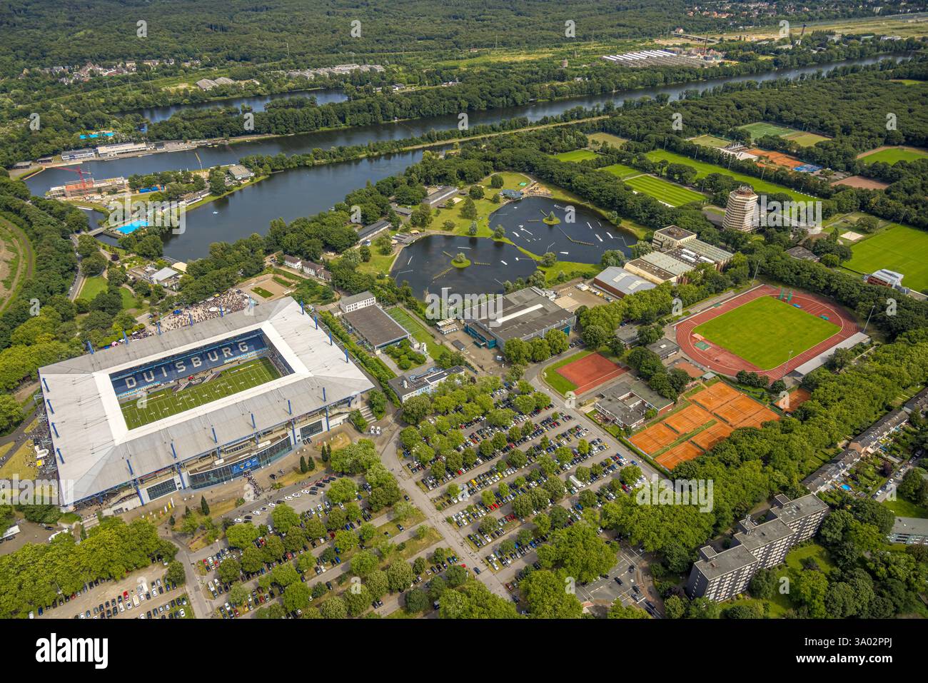 Vue aérienne, Duisburg-Süd, parc sportif avec Schauinsland-Reisen-Arena, également Wedau-Stadion, concert et foule devant la scène, derrière la régate Banque D'Images