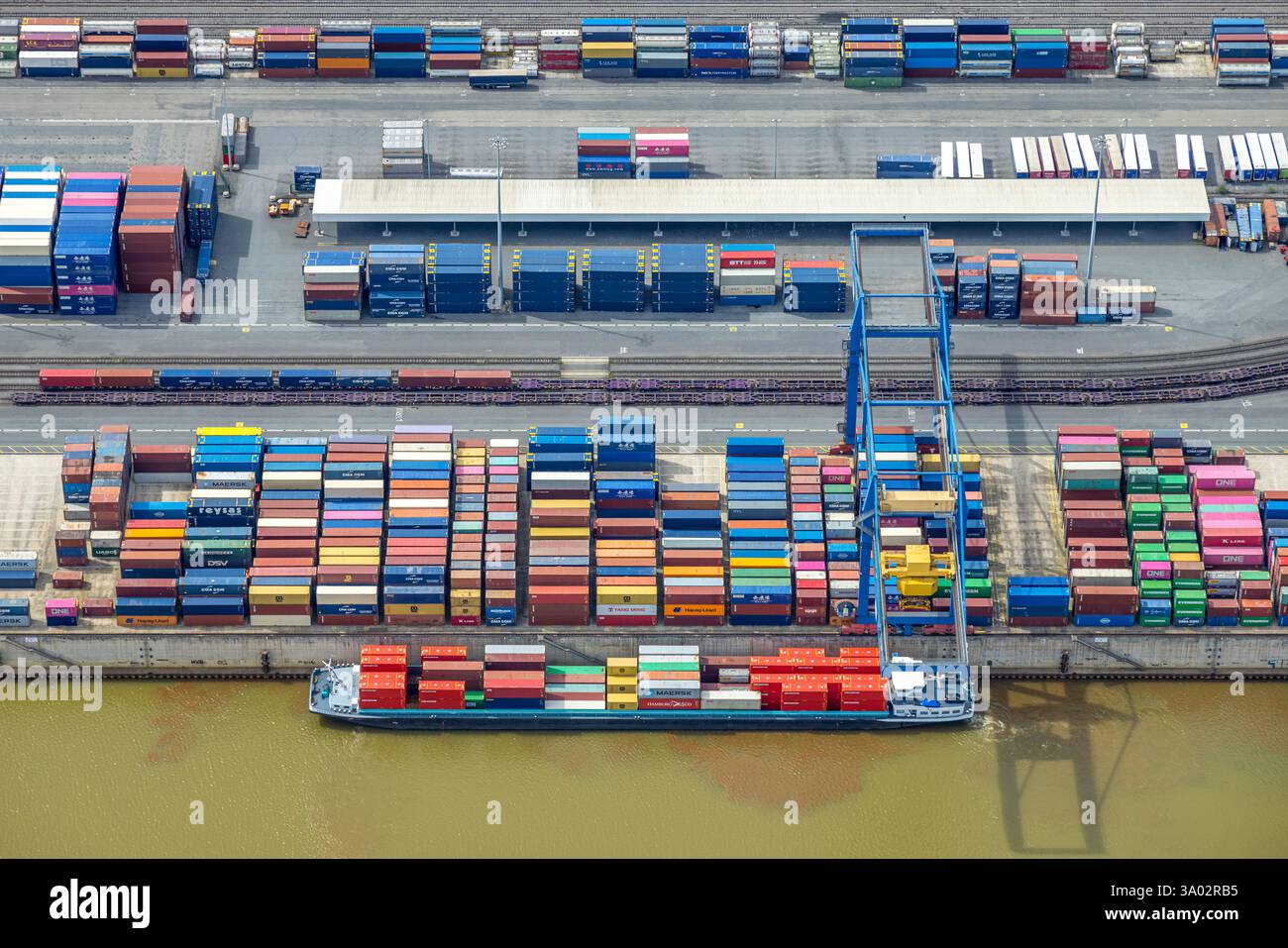Vue aérienne, Duisburg-Ouest, logport I (Eins) Rheinhausen, duisport Logistik am Fluss Rhein, conteneurs et porte-conteneurs, Friemersheim, Duisburg, Ru Banque D'Images