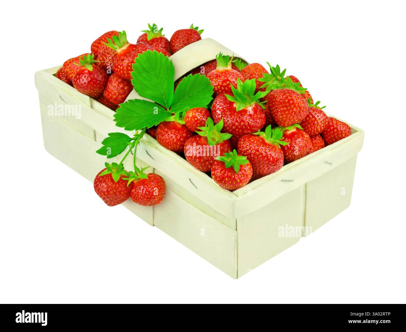 Fraises fraîches et feuilles dans un panier en bois isolé sur fond blanc Banque D'Images