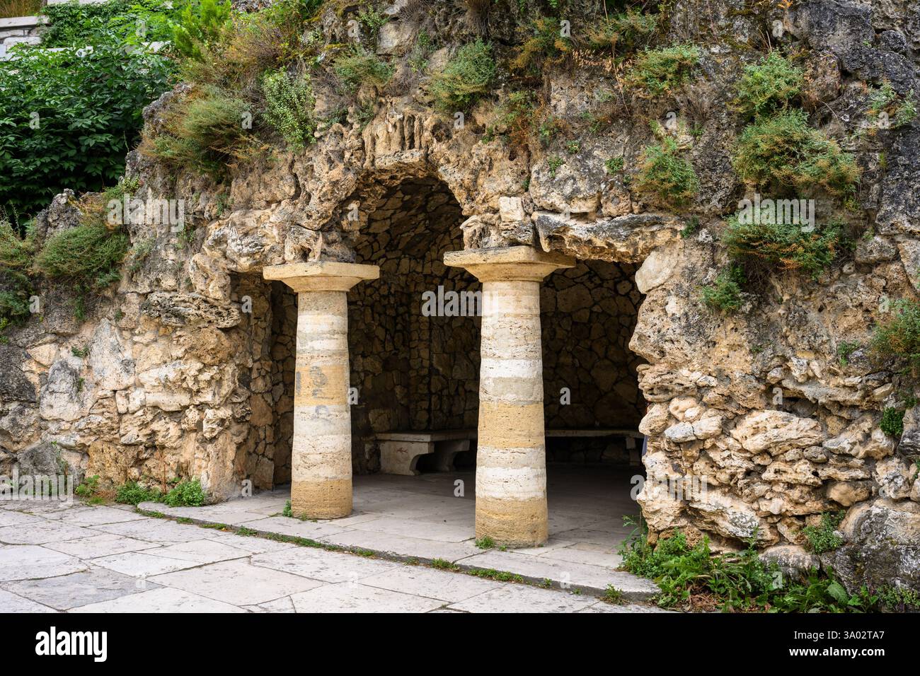 Grotte dans le parc de jardin de fleurs andscaped à Pyatigorsk, Stavropol krai, Russie, paysage de la grotte de Diane en été. Banque D'Images