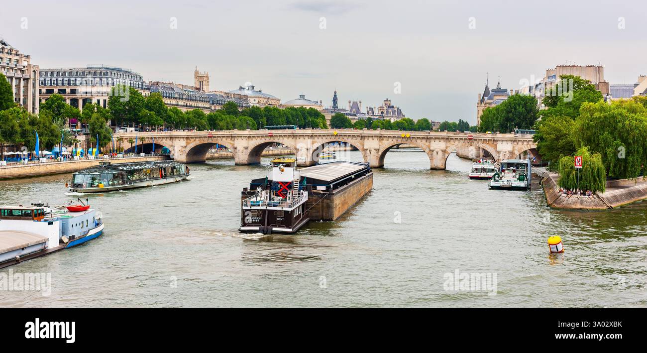 Paris, France - 21 juillet 2010 : bateaux sur la Seine. Bateaux commerciaux et d'excursion faisant affaires dans les environs de Pont neuf (pont). Banque D'Images Paris, France - 21 juillet 2010 : bateaux sur la Seine. Bateaux commerciaux et d'excursion faisant affaires dans les environs de Pont neuf (pont). Banque D'Images