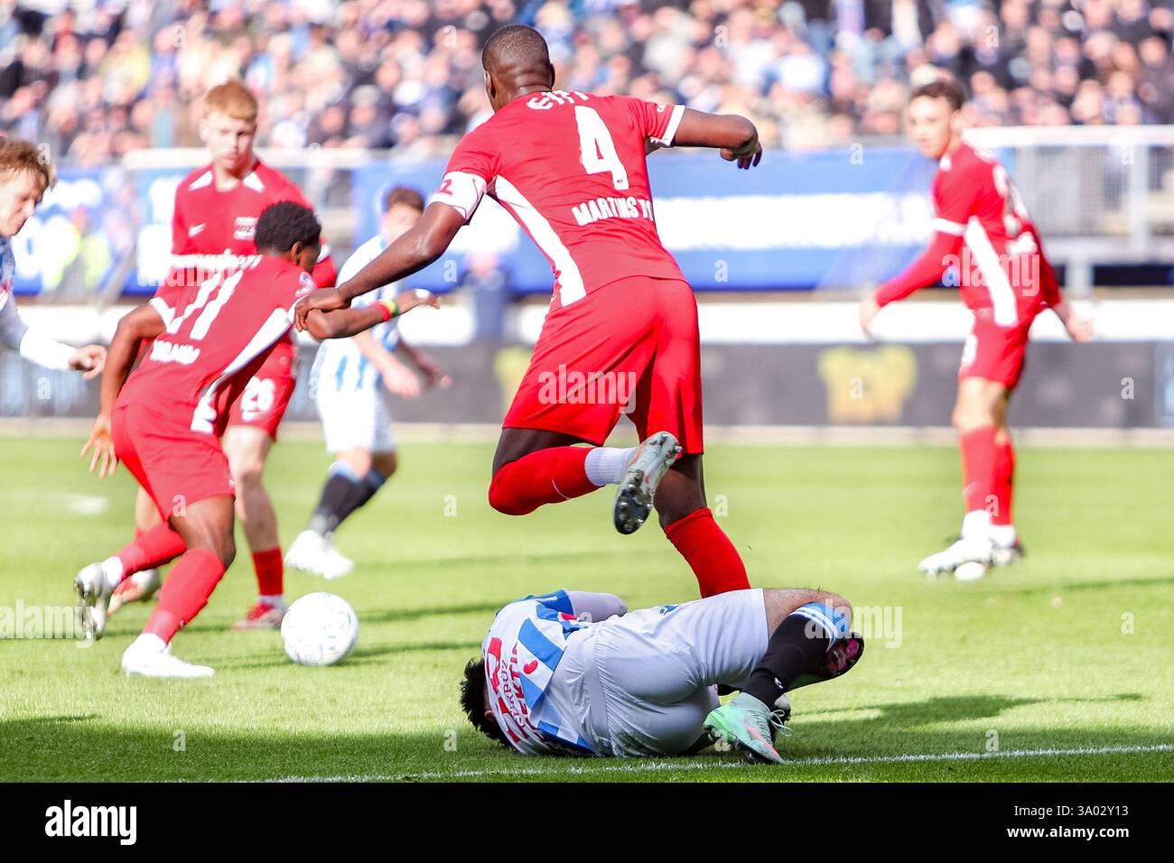 Heerenveen, pays-Bas. 02 mars 2025. HEERENVEEN - 02-03-2025, stade Abe Lenstra. Néerlandais Eredivisie Football 2024/2025, pendant le match Heerenveen - AZ. Joueur de SC Heerenveen Eser Gurbuz Penalty Credit : Pro Shots/Alamy Live News Banque D'Images