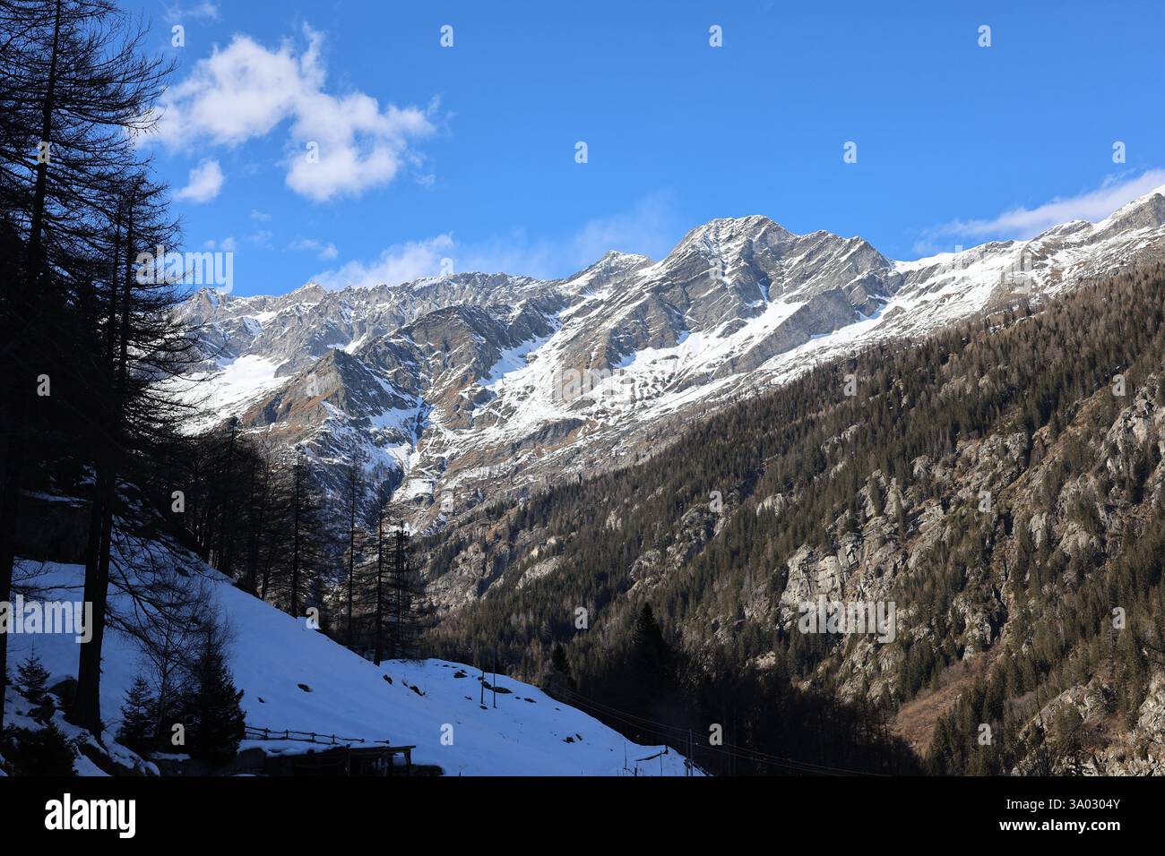 Partie du massif du Monte Rosa dans les Alpes, avec de la neige en hiver. Ciel bleu clair. Macugnaga, Italie. Banque D'Images