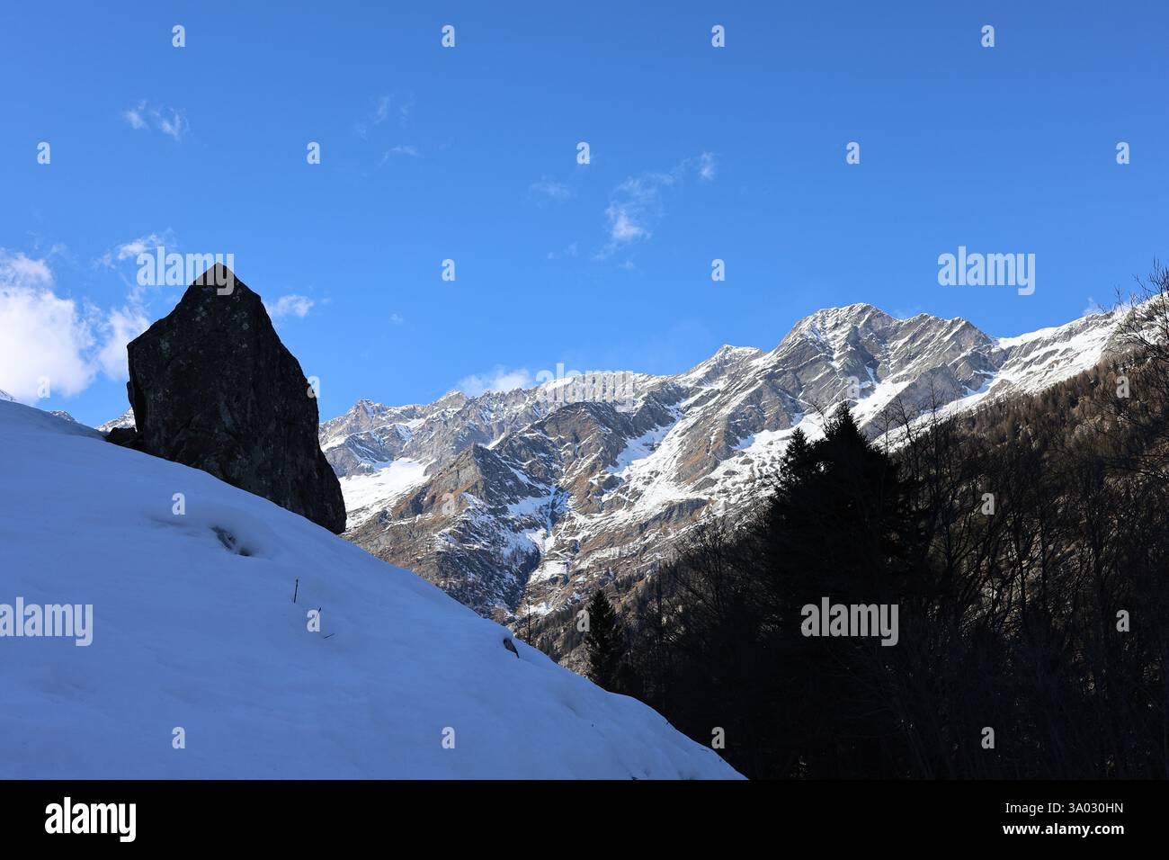 Un rocher en forme de triangle avec le massif du Monte Rosa en arrière-plan. Macugnaga, Italie, Alpes Banque D'Images