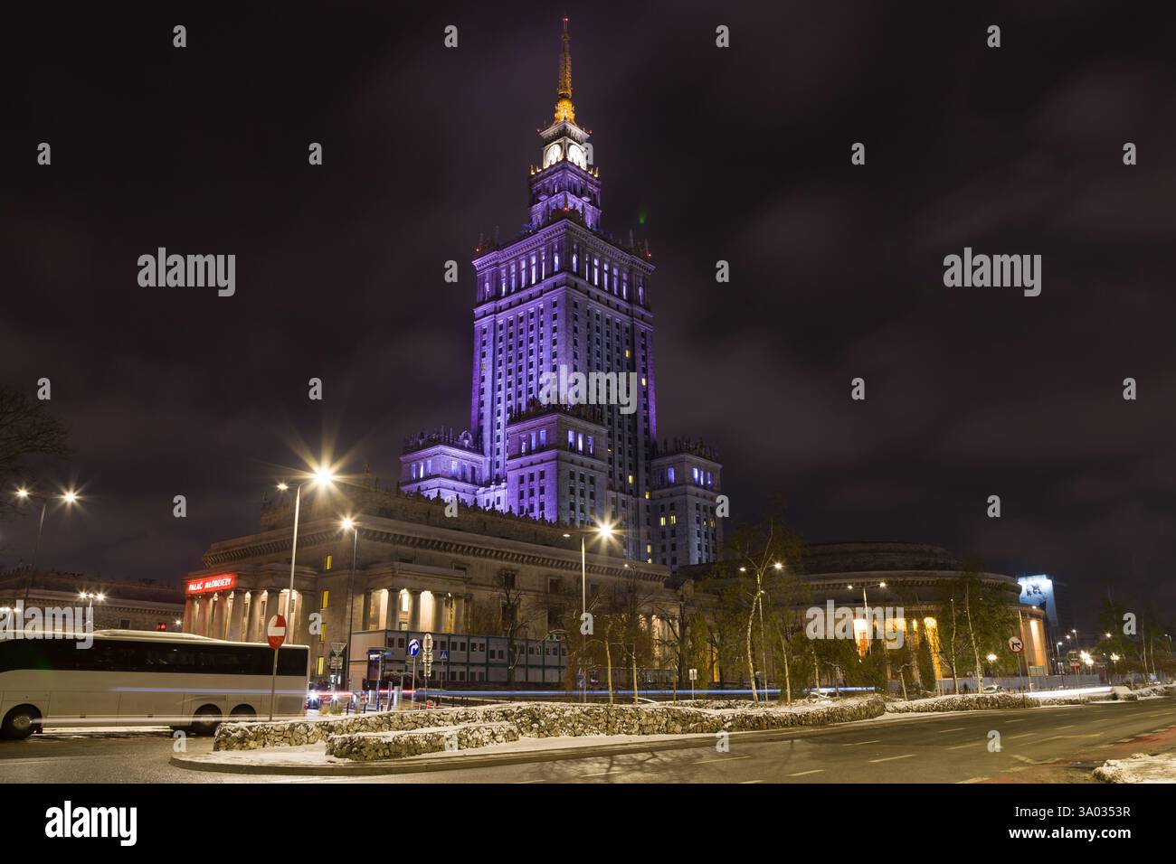 Varsovie, Pologne - 3 décembre 2023 : Palais de la culture et de la Science de la rue Emilia Plater la nuit, Varsovie, Pologne. Banque D'Images