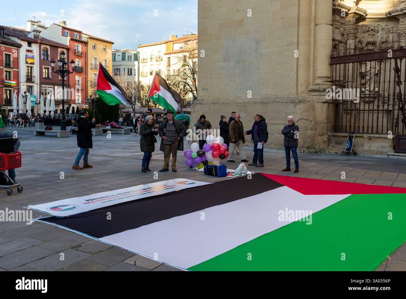Logroño, la Rioja, Espagne. 22 février 2025. La manifestation qui s'est tenue aujourd'hui à Logroño a rassemblé une centaine de personnes qui ont exprimé leur solidarité avec le peuple palestinien. Les manifestants se sont rassemblés sur une place centrale de la capitale, la Rioja, où ils ont déployé un grand drapeau palestinien qui a servi de symbole central à la manifestation. Pendant le rassemblement, les participants ont scandé des slogans critiques à l'égard d'Israël et de sa politique dans les territoires palestiniens. Dans un acte symbolique qui a attiré l'attention des passants et des médias locaux, les manifestants ont lâché plusieurs ballons tenant une bannière wi Banque D'Images