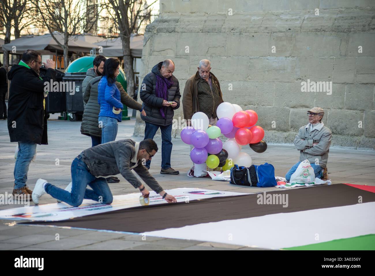 Logroño, la Rioja, Espagne. 22 février 2025. La manifestation qui s'est tenue aujourd'hui à Logroño a rassemblé une centaine de personnes qui ont exprimé leur solidarité avec le peuple palestinien. Les manifestants se sont rassemblés sur une place centrale de la capitale, la Rioja, où ils ont déployé un grand drapeau palestinien qui a servi de symbole central à la manifestation. Pendant le rassemblement, les participants ont scandé des slogans critiques à l'égard d'Israël et de sa politique dans les territoires palestiniens. Dans un acte symbolique qui a attiré l'attention des passants et des médias locaux, les manifestants ont lâché plusieurs ballons tenant une bannière wi Banque D'Images