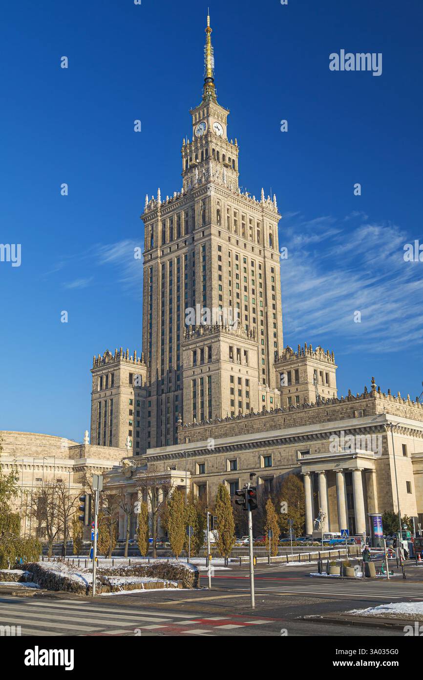 Varsovie, Pologne - 5 décembre 2023 : Palac Kultury i Nauki (Palais de la culture et des Sciences), Varsovie, Pologne. Banque D'Images