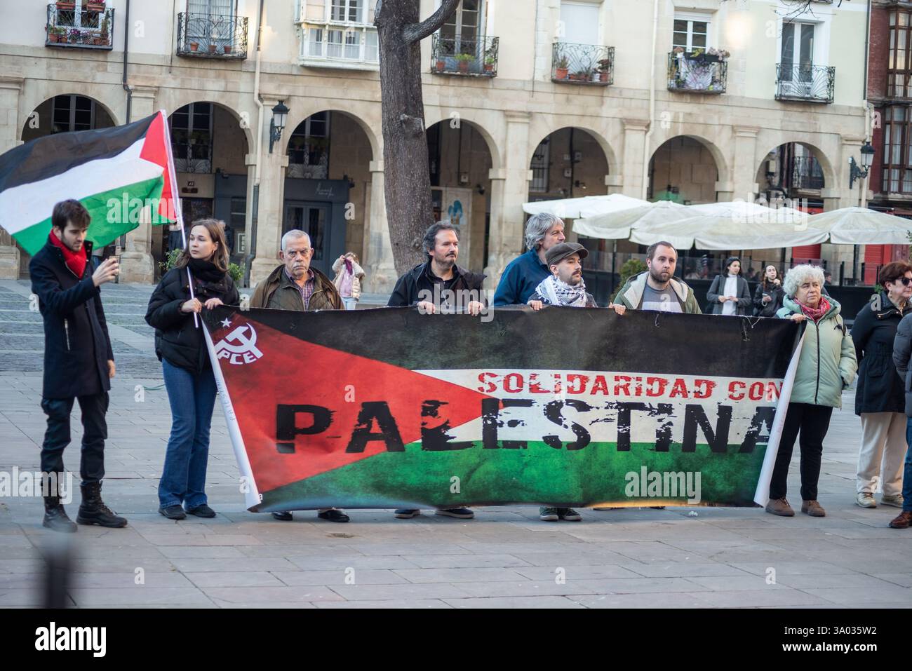 Logroño, la Rioja, Espagne. 22 février 2025. La manifestation qui s'est tenue aujourd'hui à Logroño a rassemblé une centaine de personnes qui ont exprimé leur solidarité avec le peuple palestinien. Les manifestants se sont rassemblés sur une place centrale de la capitale, la Rioja, où ils ont déployé un grand drapeau palestinien qui a servi de symbole central à la manifestation. Pendant le rassemblement, les participants ont scandé des slogans critiques à l'égard d'Israël et de sa politique dans les territoires palestiniens. Dans un acte symbolique qui a attiré l'attention des passants et des médias locaux, les manifestants ont lâché plusieurs ballons tenant une bannière wi Banque D'Images