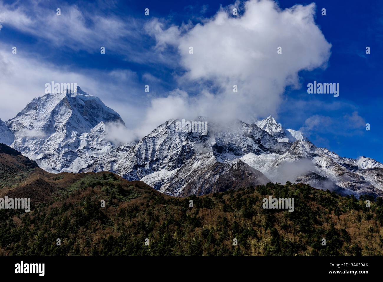 Paysage des montagnes du Népal dans le camp de base de l'Everest de l'Himalaya. Beau paysage de sommets enneigés au-dessus de l'immense glacier Solo Khumbu Sagarmatha Banque D'Images Paysage des montagnes du Népal dans le camp de base de l'Everest de l'Himalaya. Beau paysage de sommets enneigés au-dessus de l'immense glacier Solo Khumbu Sagarmatha Banque D'Images