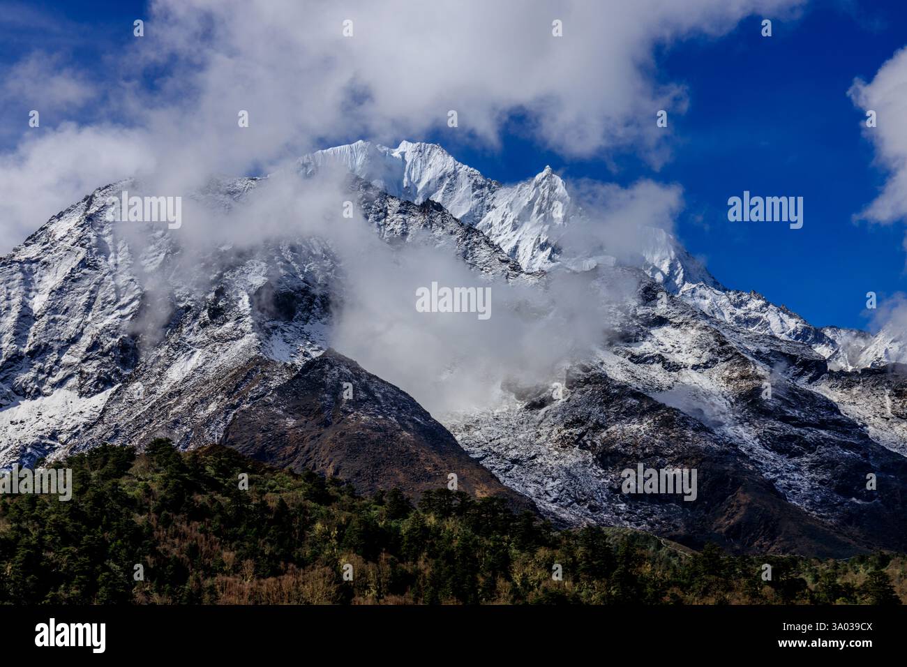 Paysage des montagnes du Népal dans le camp de base de l'Everest de l'Himalaya. Beau paysage de sommets enneigés au-dessus de l'immense glacier Solo Khumbu Sagarmatha Banque D'Images Paysage des montagnes du Népal dans le camp de base de l'Everest de l'Himalaya. Beau paysage de sommets enneigés au-dessus de l'immense glacier Solo Khumbu Sagarmatha Banque D'Images