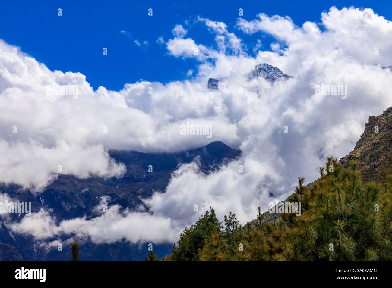 Paysage des montagnes du Népal dans le camp de base de l'Everest de l'Himalaya. Beau paysage de sommets enneigés au-dessus de l'immense glacier Solo Khumbu Sagarmatha Banque D'Images Paysage des montagnes du Népal dans le camp de base de l'Everest de l'Himalaya. Beau paysage de sommets enneigés au-dessus de l'immense glacier Solo Khumbu Sagarmatha Banque D'Images