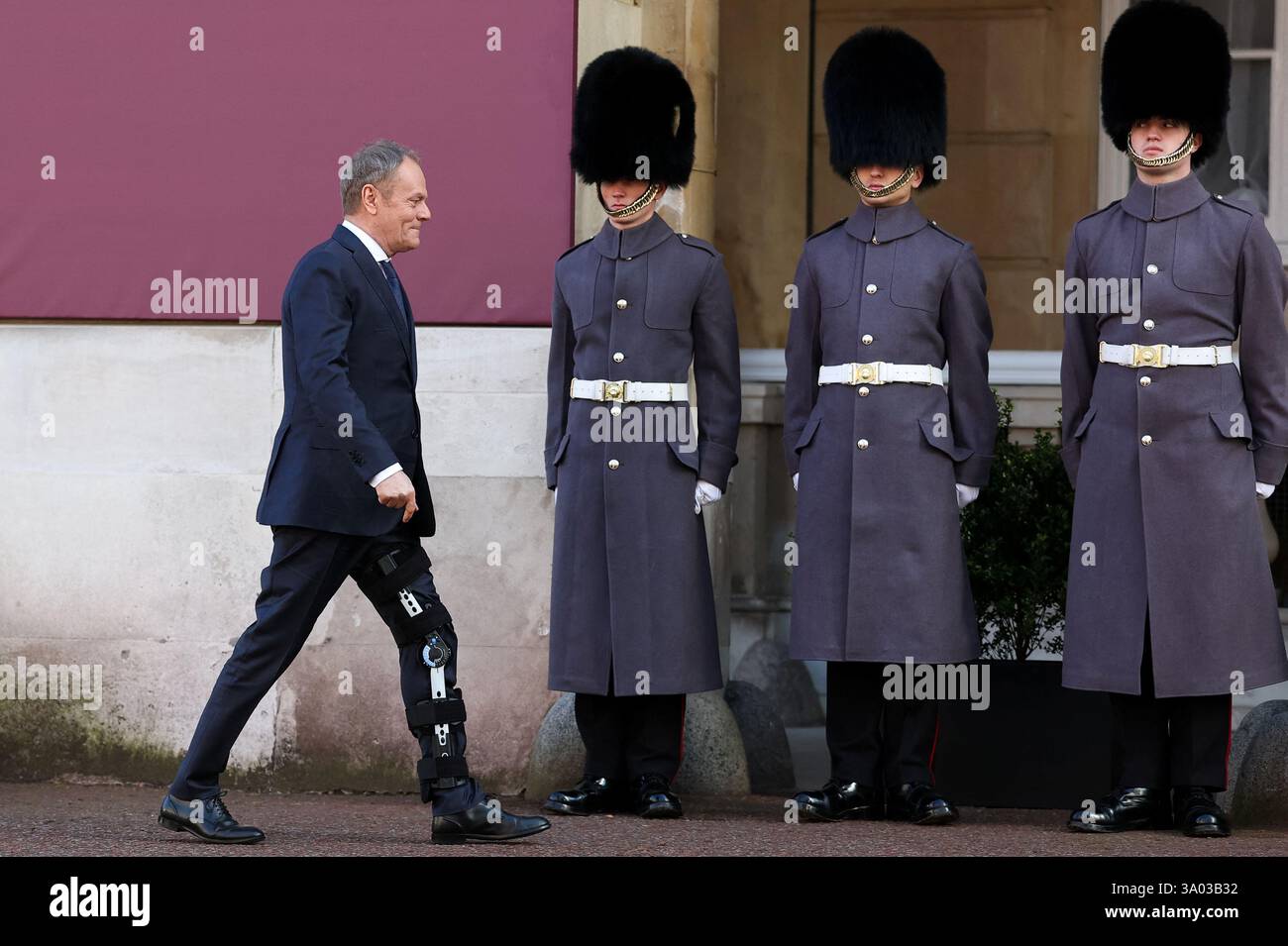 Le premier ministre polonais Donald Tusk porte une attelle de jambe à son arrivée à Lancaster House, Londres, pour un sommet des dirigeants européens sur la situation en Ukraine. Date de la photo : dimanche 2 mars 2025. Banque D'Images