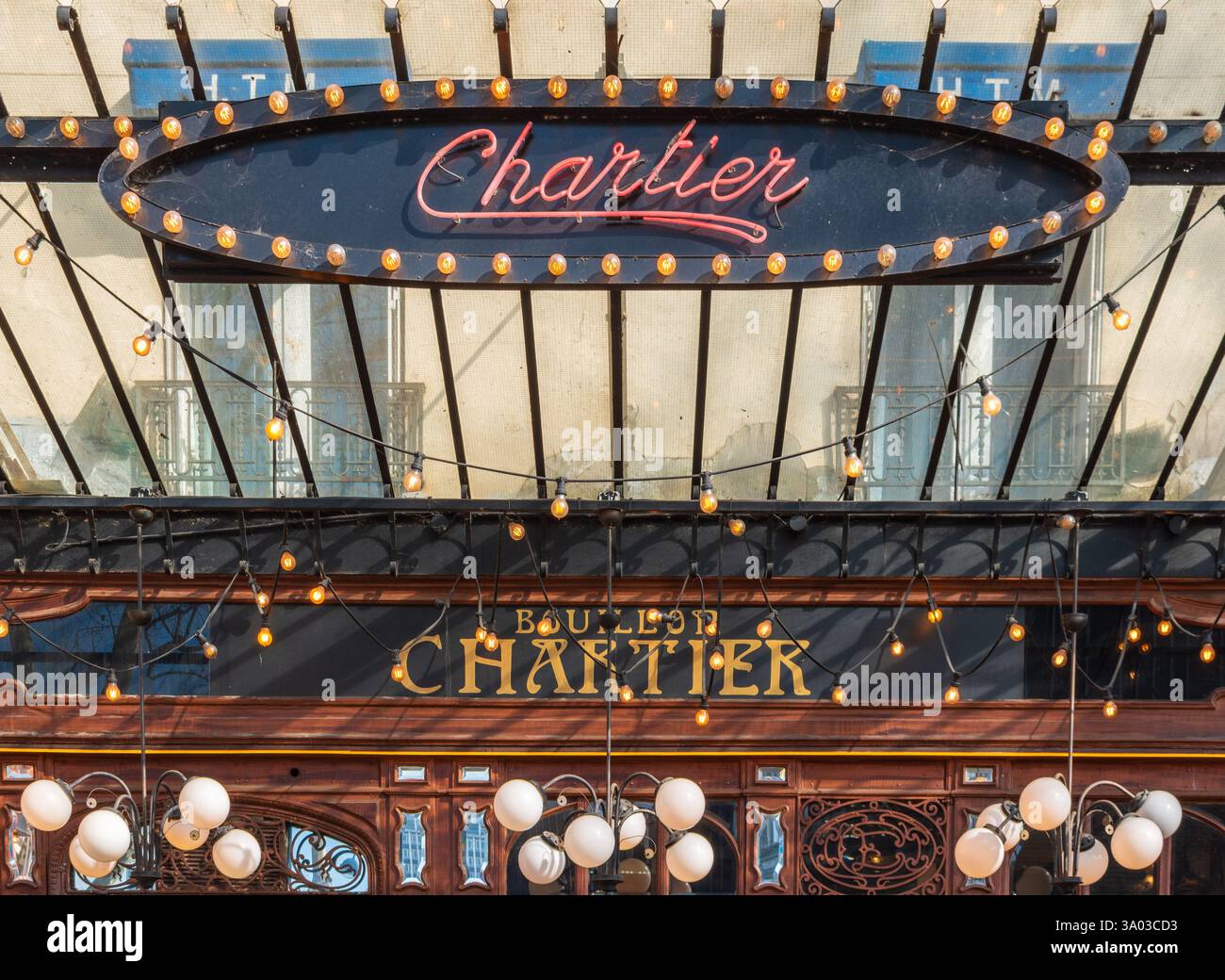 Paris, France - 03 02 2025 : le Bouillon Chartier, Montparnasse, restaurant art déco des années 1900 Banque D'Images