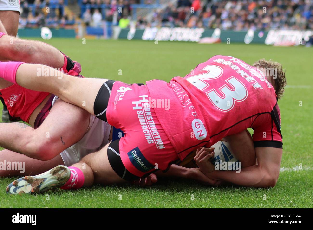 Leeds, Royaume-Uni. 02 mars 2025. AMT Headingley Rugby Stadium, Leeds, West Yorkshire, 2 février 2025. Betfred Super League Leeds Rhinos v Castleford Tigers Jake Connor de Leeds Rhinos marque l'essai contre Castleford Tigers Credit : Touchlinepics/Alamy Live News Banque D'Images