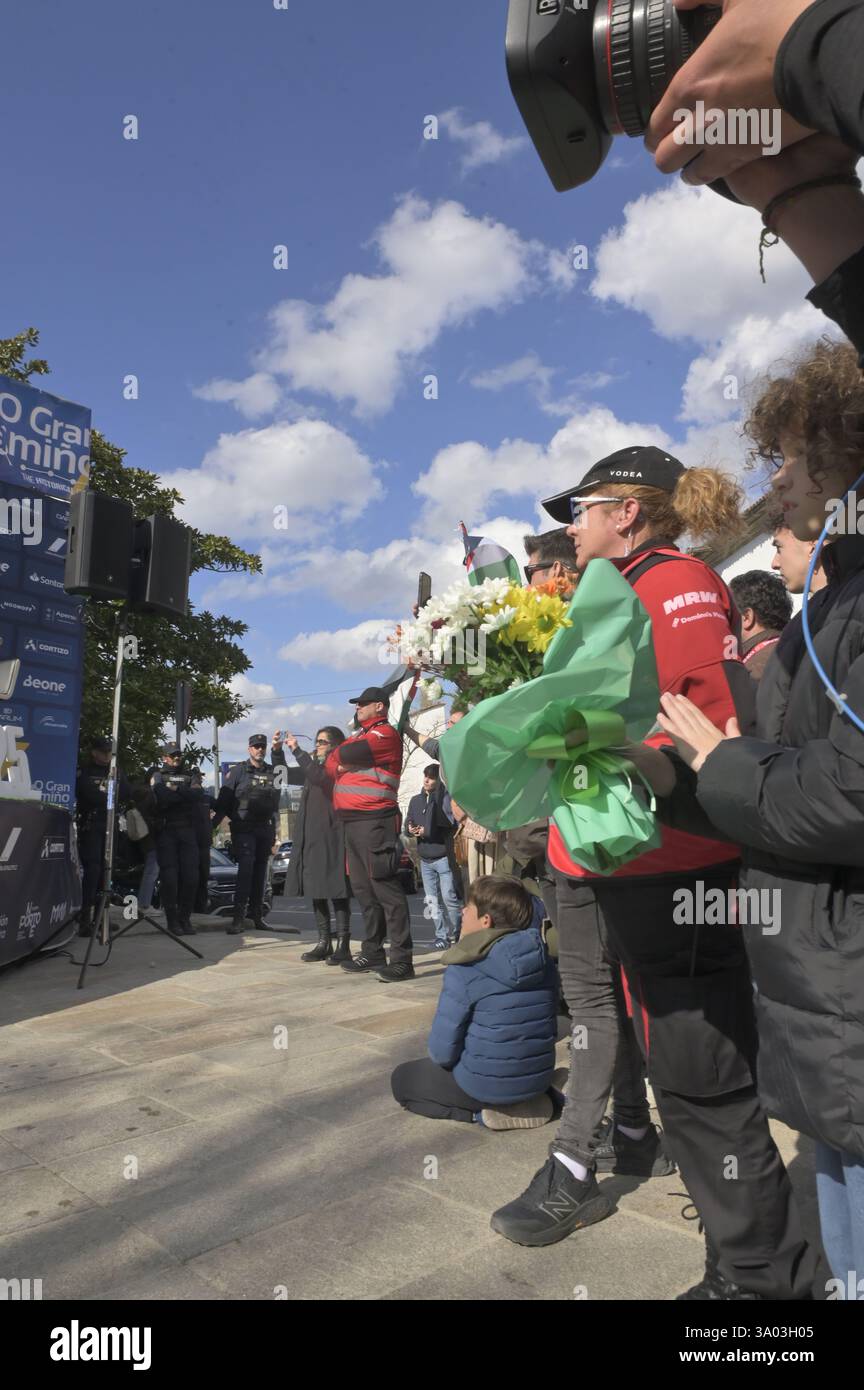 Santiago, Espagne. 2 mars, 2025.public autour du podium dans la cérémonie de remise des prix podium de la compétition de cicling internacional O Gran Camino 2025. Santiago DC, Espagne. Crédit : xan Gasalla/Alamy Live news. Banque D'Images