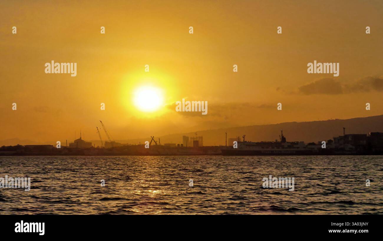Vue sur les quais ou le front de mer au Cebu City Seaport au coucher du soleil, vers 2016. Banque D'Images