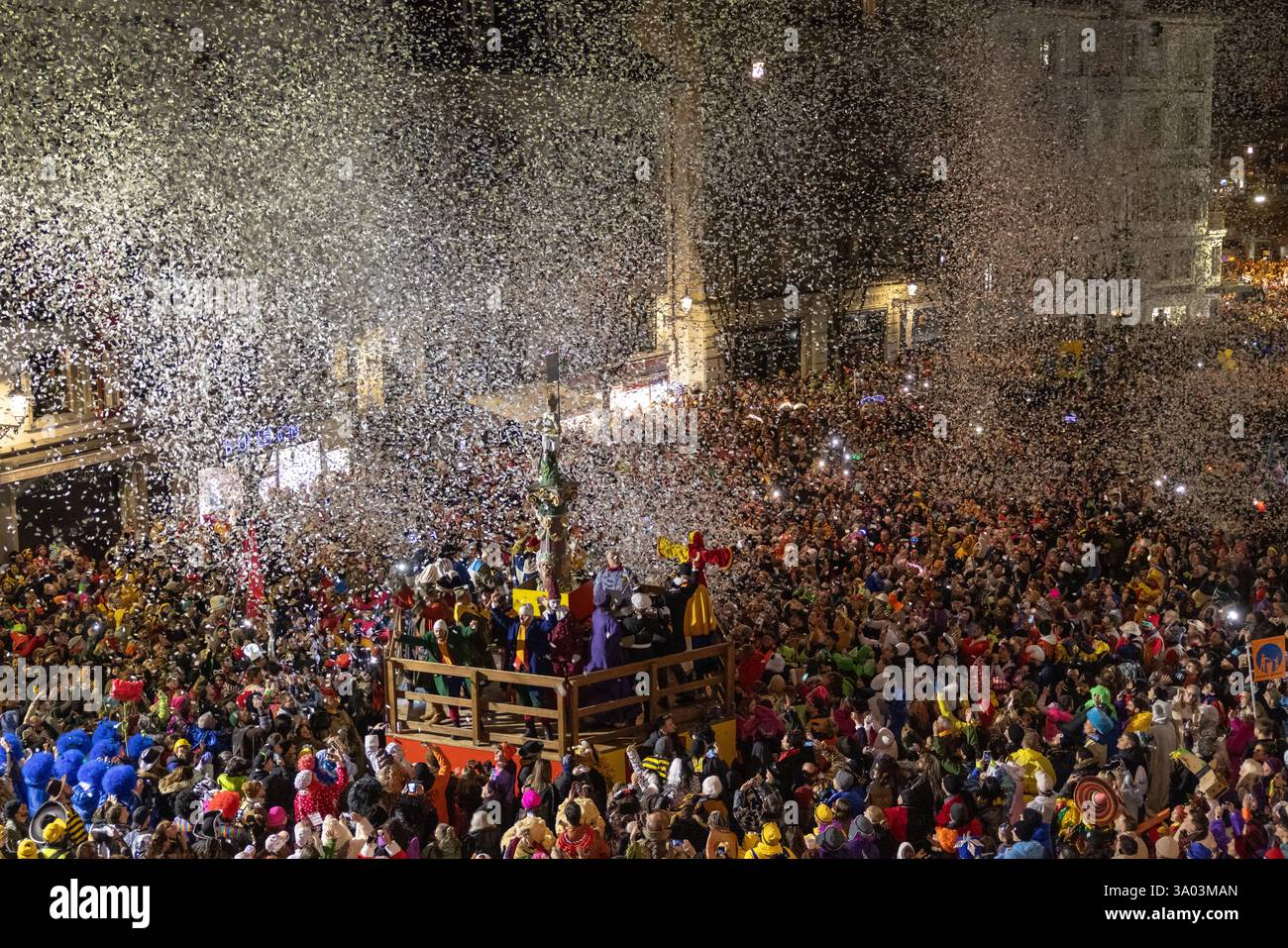 Lucerne, 27 février 2025 : début du carnaval de Lucerne à Schmudo avec le Fötezilräge sur la Kapellplatz à Lucerne. Le Big Bang s'est produit juste un Banque D'Images