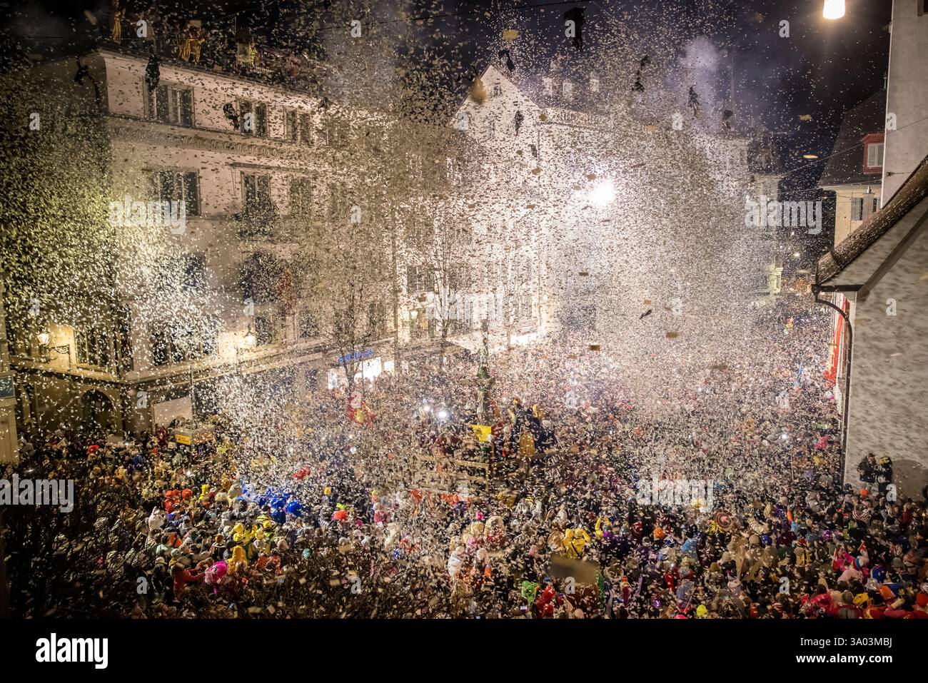 Lucerne, 27 février 2025 : début du carnaval de Lucerne à Schmudo avec le Fötezilräge sur la Kapellplatz à Lucerne. Le Big Bang s'est produit juste un Banque D'Images