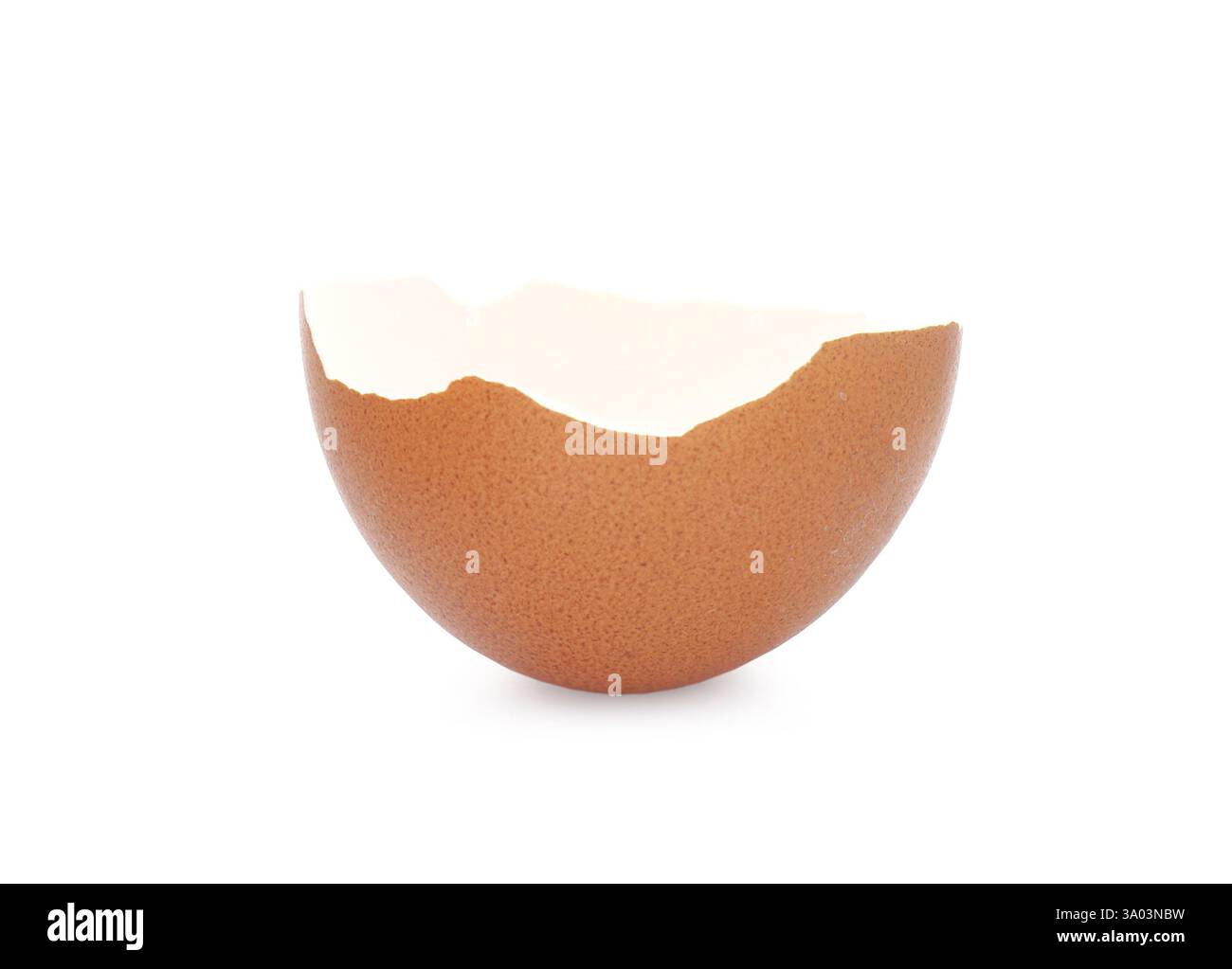 Morceau de coquille d'œuf fissurée isolé sur blanc Banque D'Images