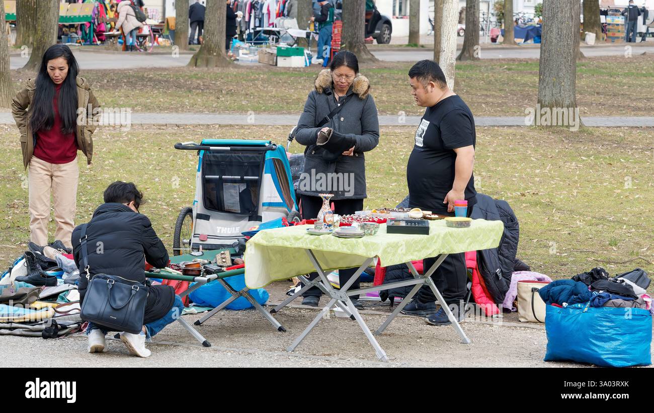 Personnes parcourant des objets dans un marché aux puces en plein air dans un parc Banque D'Images
