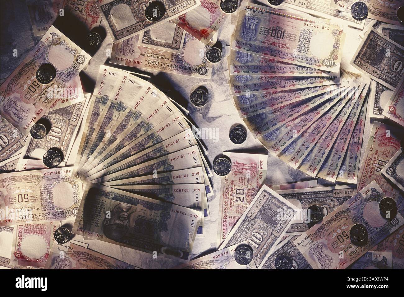 Concept monnaie, finance, roupies indiennes, pièces de monnaie et billets Banque D'Images