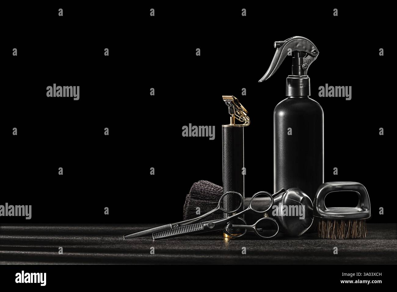 Outils noirs de Barber. Tondeuse barbe tondeuse barbe tondeuse professionnelle tondeuse barbe tondeuse barbe sans fil pulvérisateur d'eau. Sur fond noir Banque D'Images