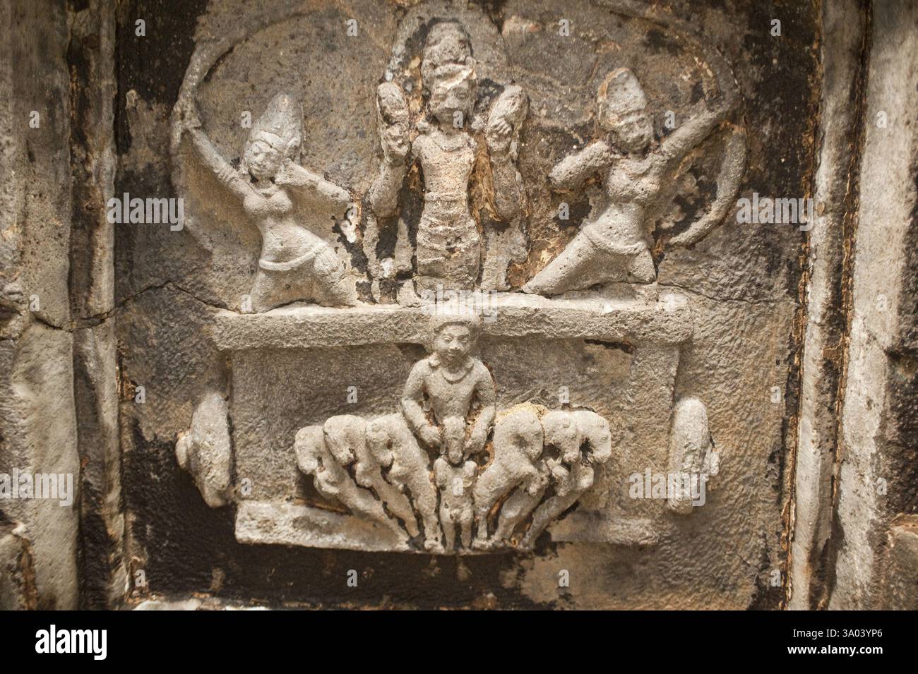 Chariot solaire sur le toit de dumar lena aux grottes d'ellora, Aurangabad, Maharashtra, Inde, Asie Banque D'Images