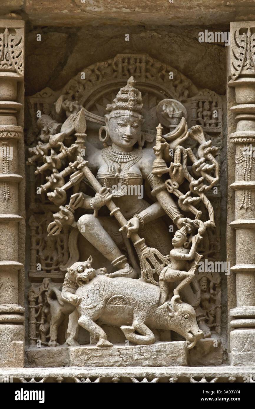 Mahishasurmardini, Rani ki vav, pas de puits, sculpture sur pierre, Patan, Gujarat, Inde, Asie Banque D'Images