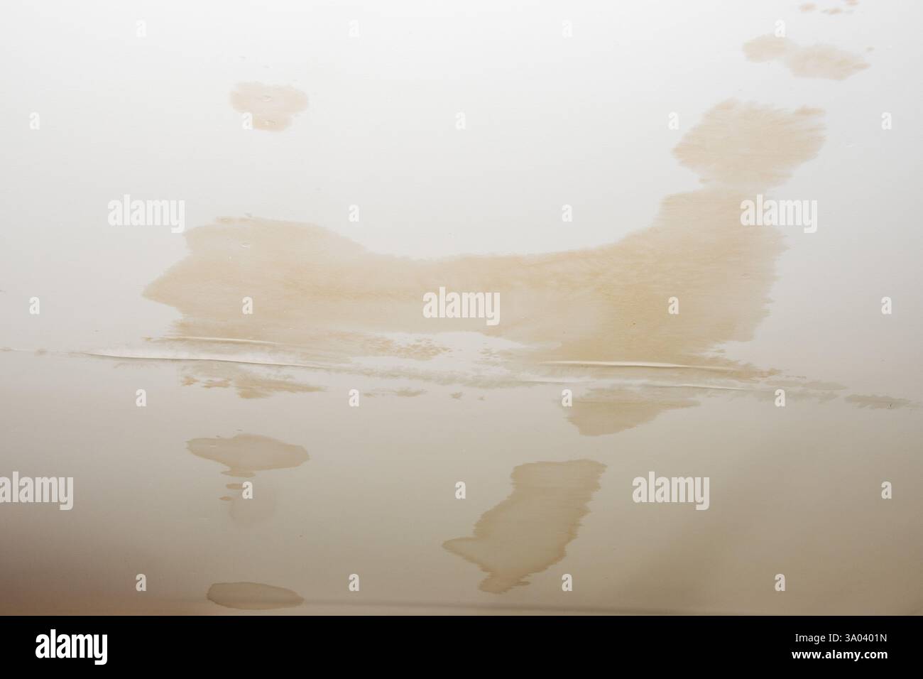 Dégâts d'eau sur le plafond montrant des taches et une décoloration dues à une exposition prolongée à l'humidité au fil du temps Banque D'Images