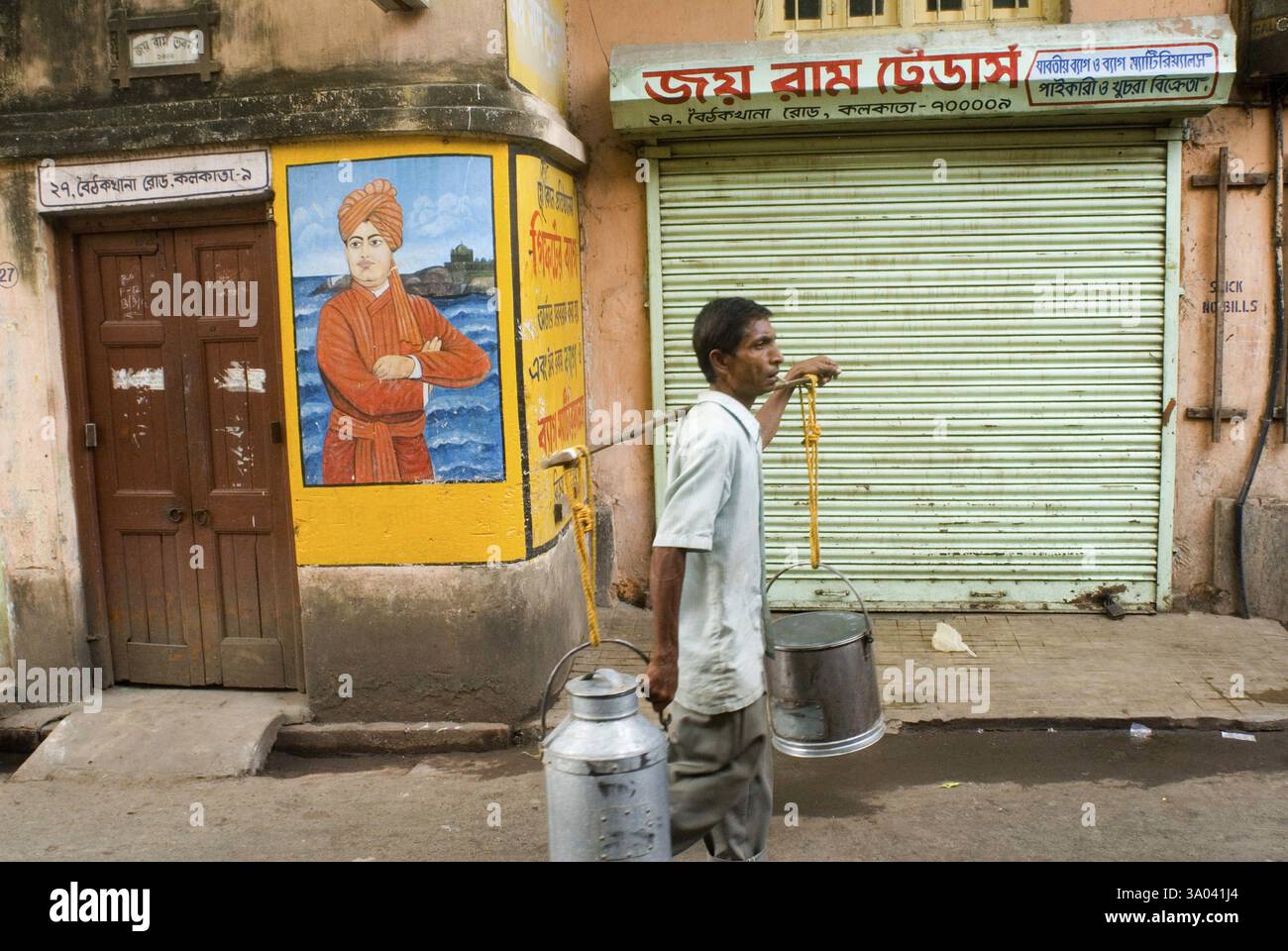 Les gens marchent devant Swami Vivekananda Wall Paining, Kolkata, Bengale occidental, Inde, Asie Banque D'Images