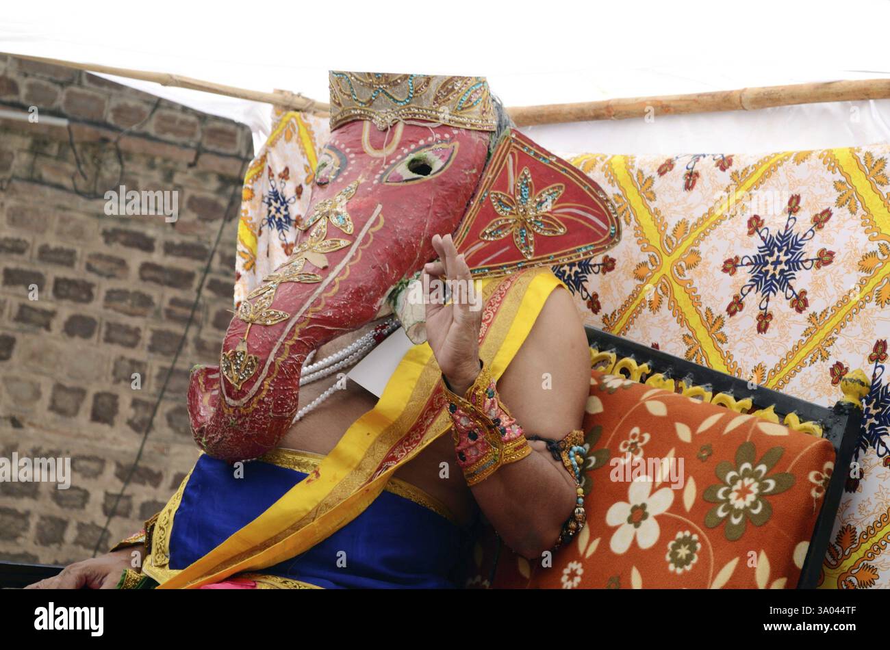 Un homme déguisé de Ganesh Ji dans la procession religieuse de Pipa Jayanti-Jodhpur Rajasthan Inde Banque D'Images
