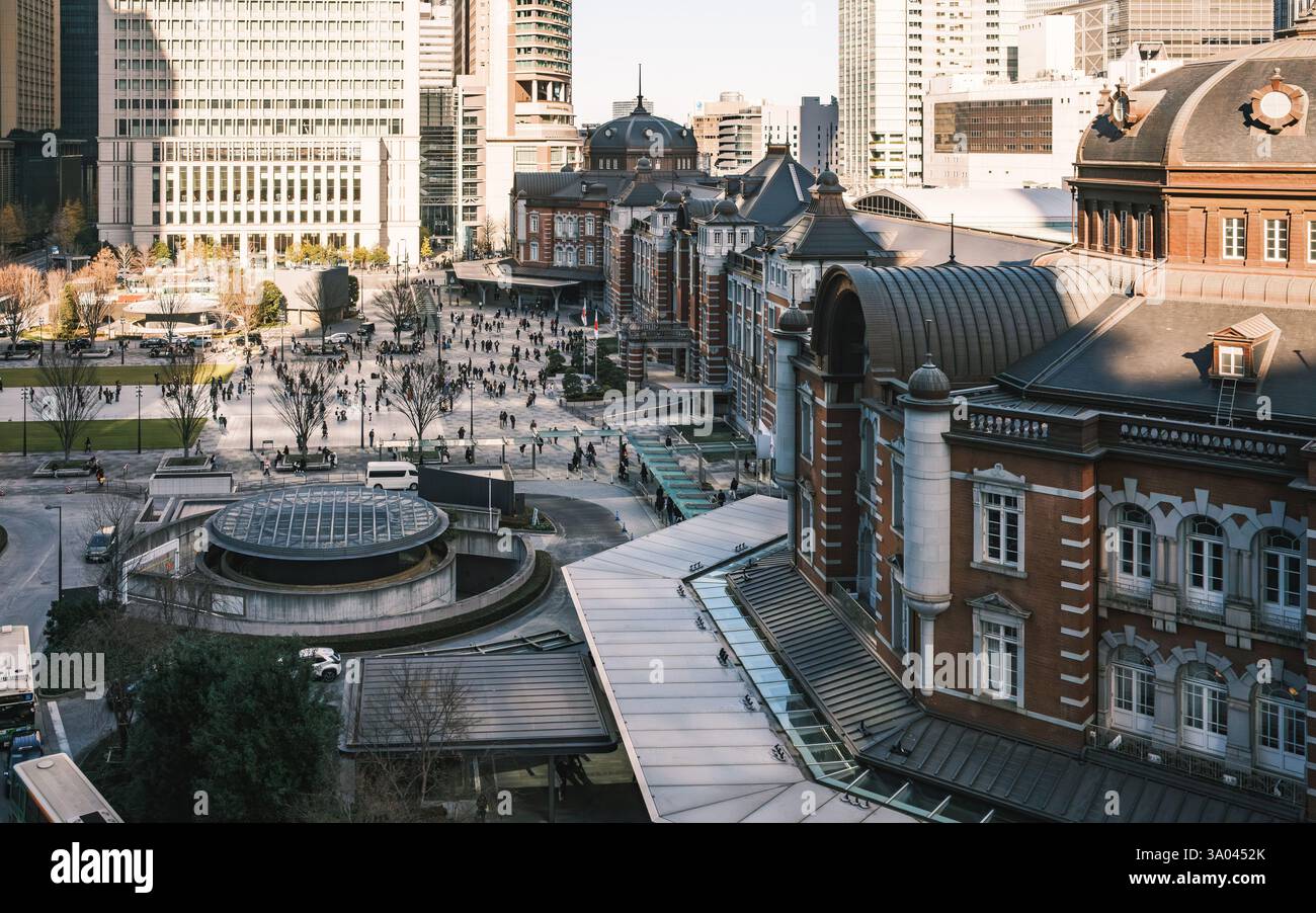 Ouverte en 1914, la gare de Tokyo a conservé son élégante architecture néo-baroque et sa façade emblématique en briques rouges, contrastant avec le mod Banque D'Images