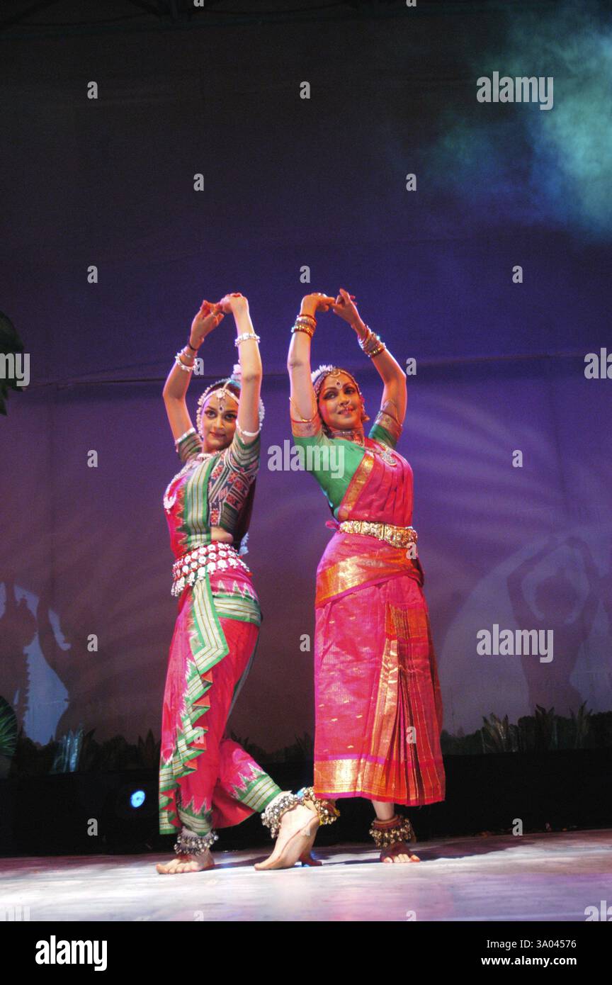 L'actrice indienne Bollywood Hema Malini et fille Ahana Deol effectués ensemble et dans morceau intitulé Parampara Banque D'Images