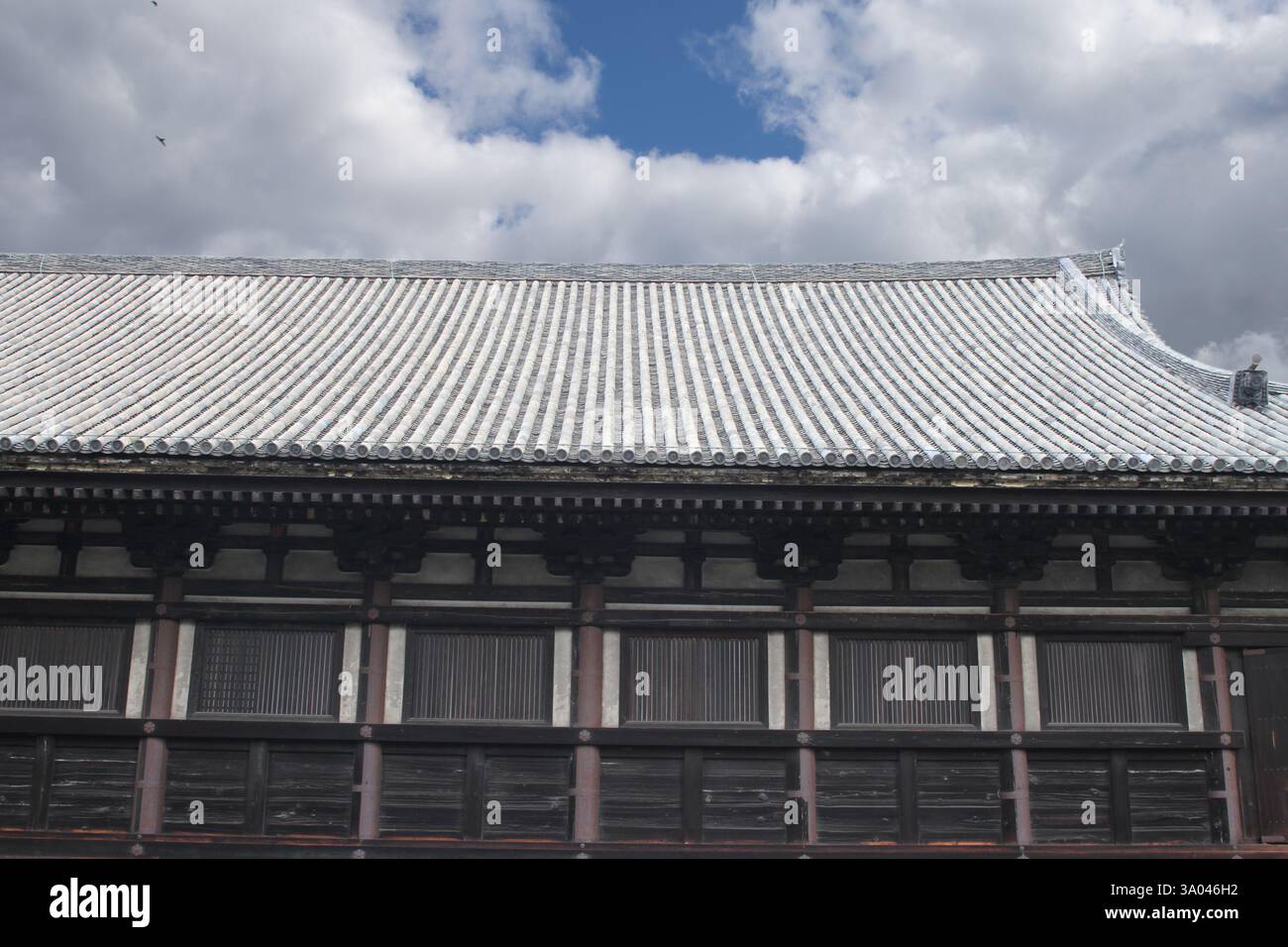 Sanjūsangen-dō (Sanjusangendo) officiellement connu sous le nom de Rengeō-in est un temple bouddhiste situé dans le district de Higashiyama à Kyoto, au Japon Banque D'Images