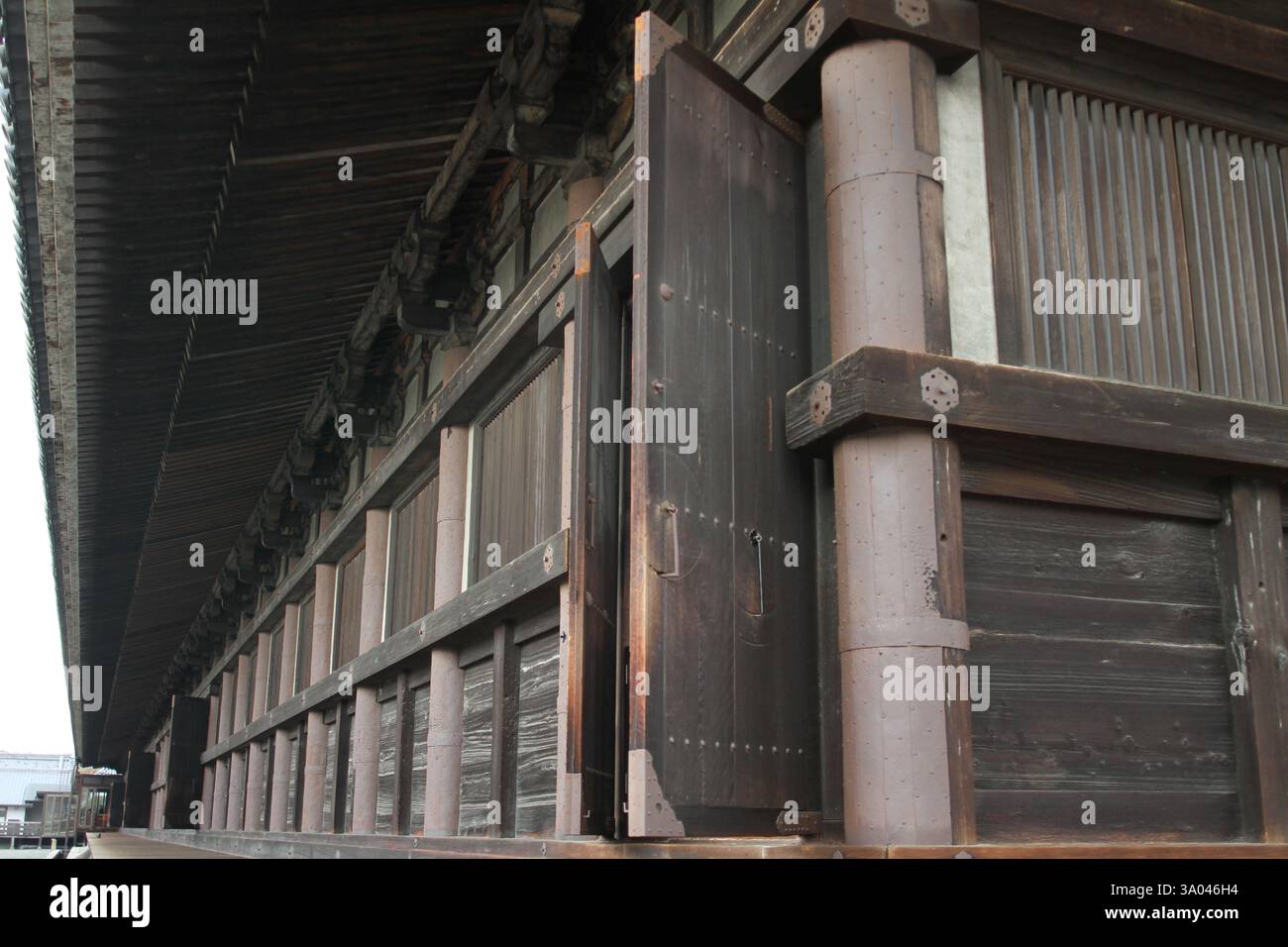 Sanjūsangen-dō (Sanjusangendo) officiellement connu sous le nom de Rengeō-in est un temple bouddhiste situé dans le district de Higashiyama à Kyoto, au Japon Banque D'Images