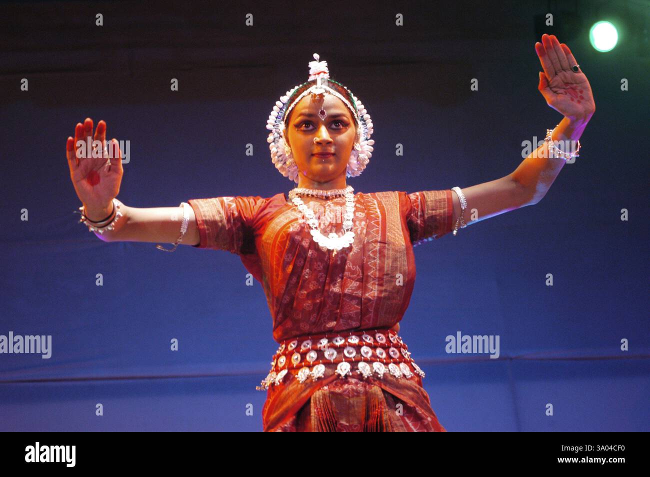 L'actrice indienne Bollywood fille Hema Malini Ahana Deol effectue l'odissi danse classique appelé Gauri Tandav Banque D'Images