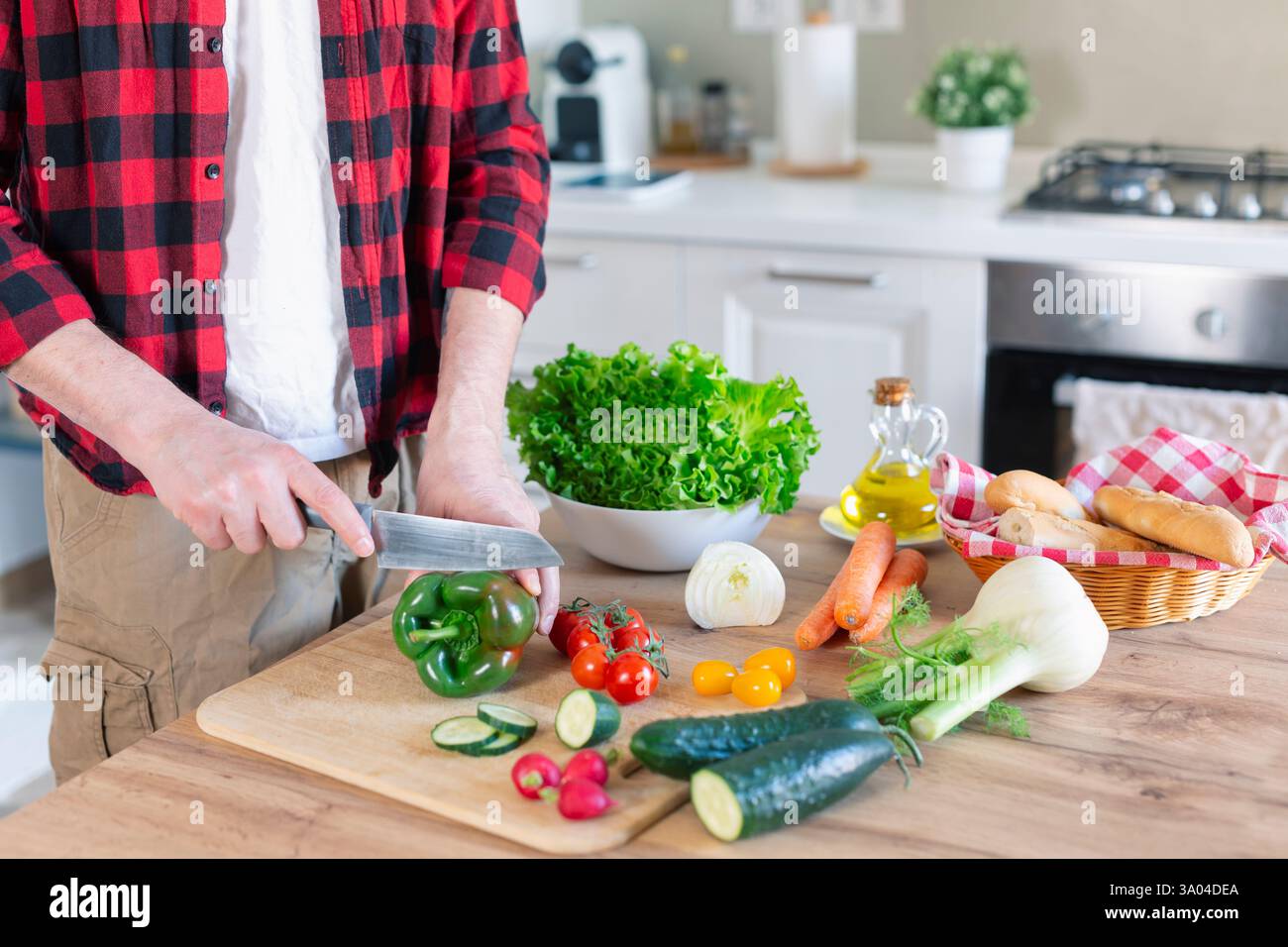 Homme préparant un déjeuner délicieux et sain à la cuisine à la maison Banque D'Images