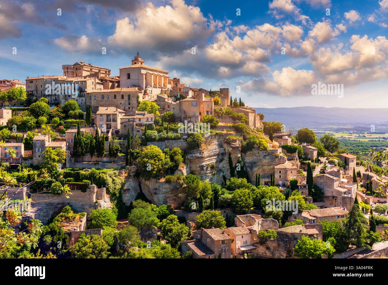 Vue sur Gordes, une petite ville typique de Provence, France. Découvrez le superbe village perché de Gordes en Provence. Ancien village perché de Gord Banque D'Images