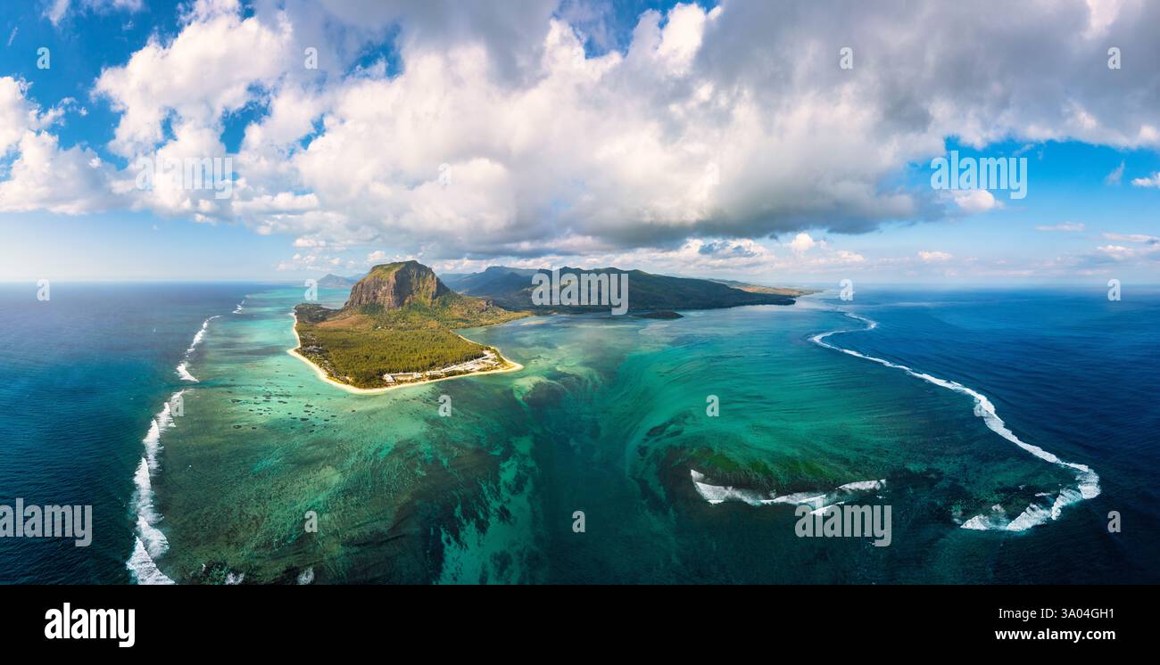 Vue aérienne du panorama de l'île Maurice et de la célèbre montagne le Morne Brabant, magnifique lagon bleu et cascade sous-marine. Les pénins du Morne Brabant Banque D'Images