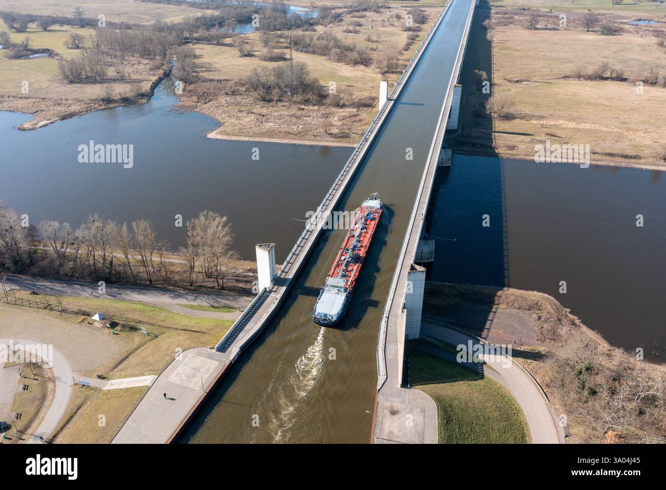 Jonction de la voie navigable de Magdeburg, Mittelland canal traverse l'Elbe dans un pont en auge, le plus long pont canal d'Europe, Hohenwarthe, Saxe-Anhalt, Allemagne Banque D'Images