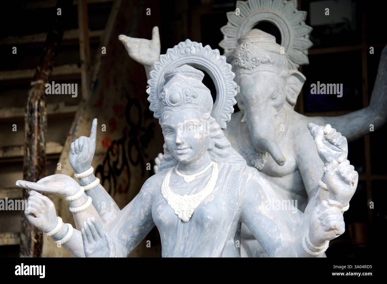 La Déesse Durga devant le dieu Ganesh Inde Maharashtra Mumbai atelier Asie Banque D'Images